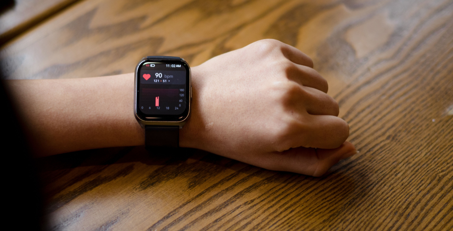 Wearable fitness tracker displaying a heart rate variability reading on a person's wrist
